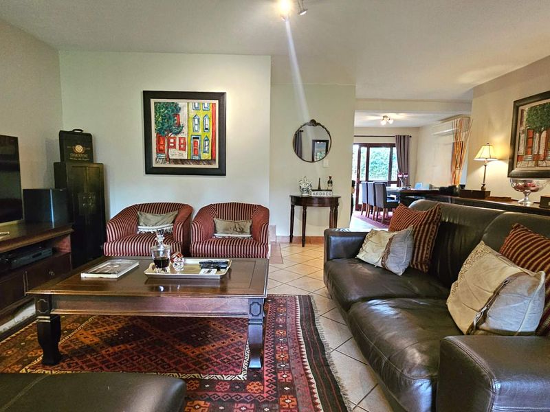 Luxurious newly renovated 4 bedroom townhouse with solar. - Photo 8