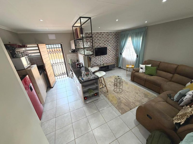 A modern 3 Bedroom house for sale in Lotus Garden. - Photo 5