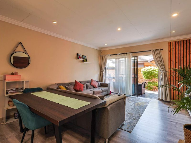 Equestria Elegance: Spacious 3-Bedroom Townhouse Available - Photo 4