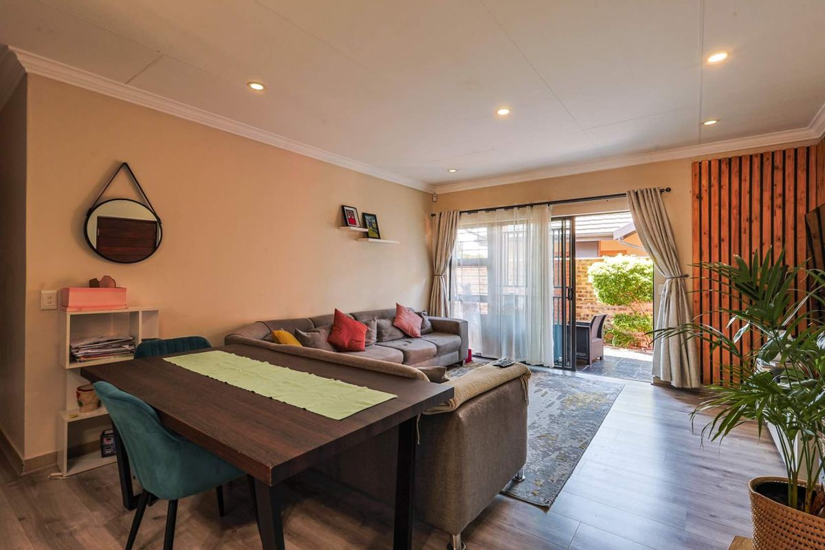 Equestria Elegance: Spacious 3-Bedroom Townhouse Available - Photo 4