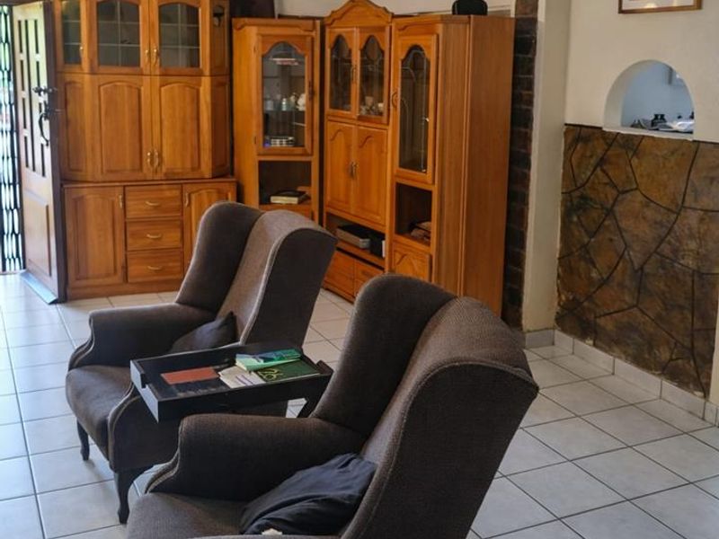 Family Home with Established Guesthouse – Great Investment Opportunity - Photo 5