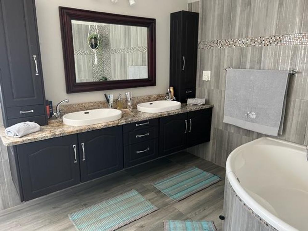 Main en-suite bathroom