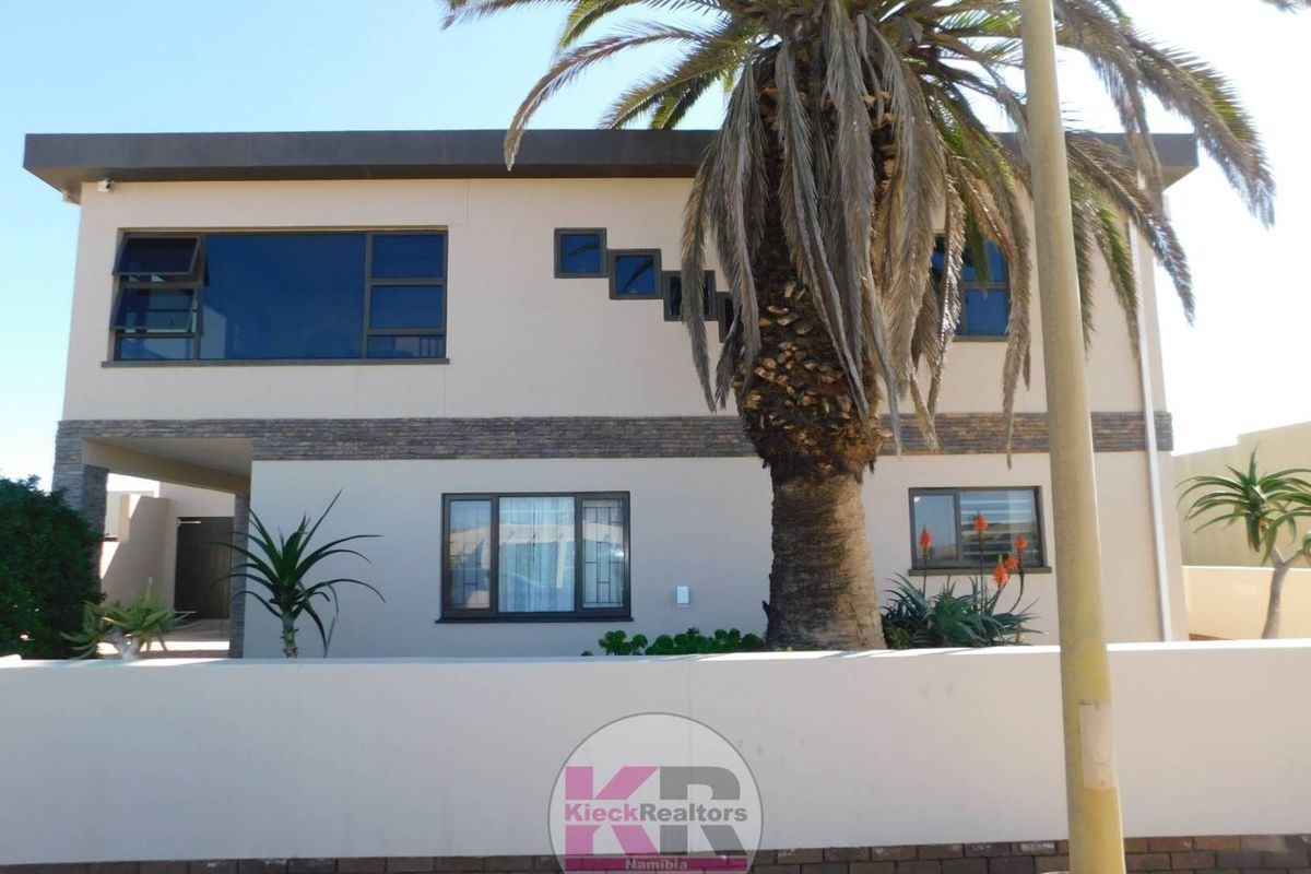 Double-Storey Home in Henties Bay + Flat - Photo 3