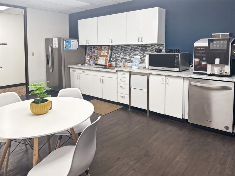 Move into ready-to-use serviced office space for 10 persons in HQ Thornhill Office Park - Photo 6