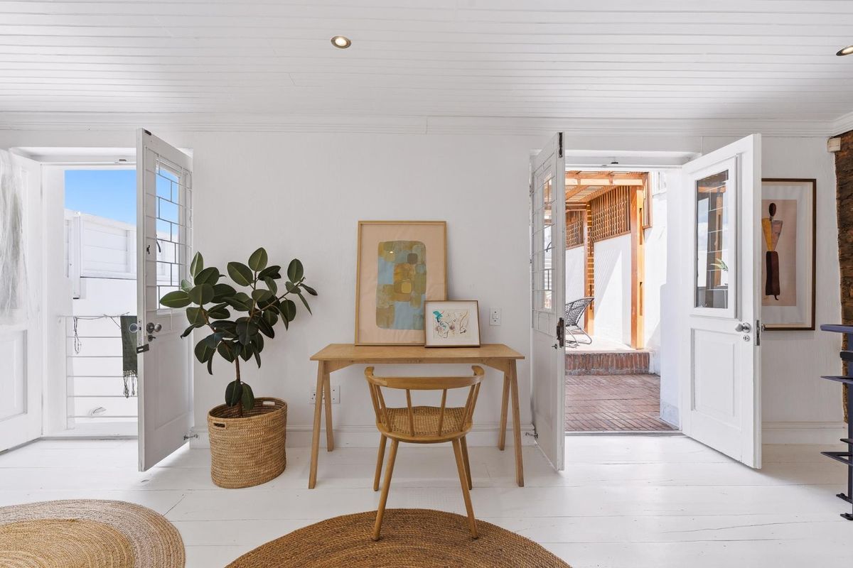 2 Bed Cottage In The City ! - Photo 5