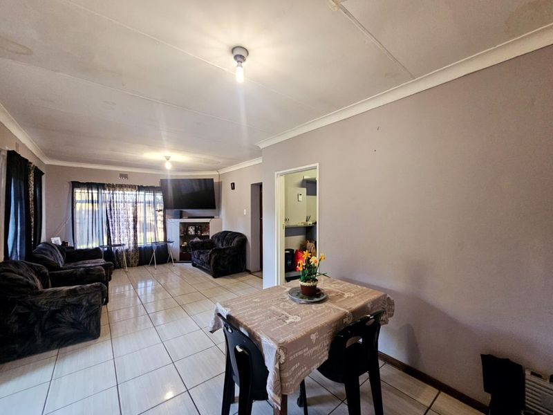 **Charming 3-Bedroom Home in Prime Location** - Photo 4