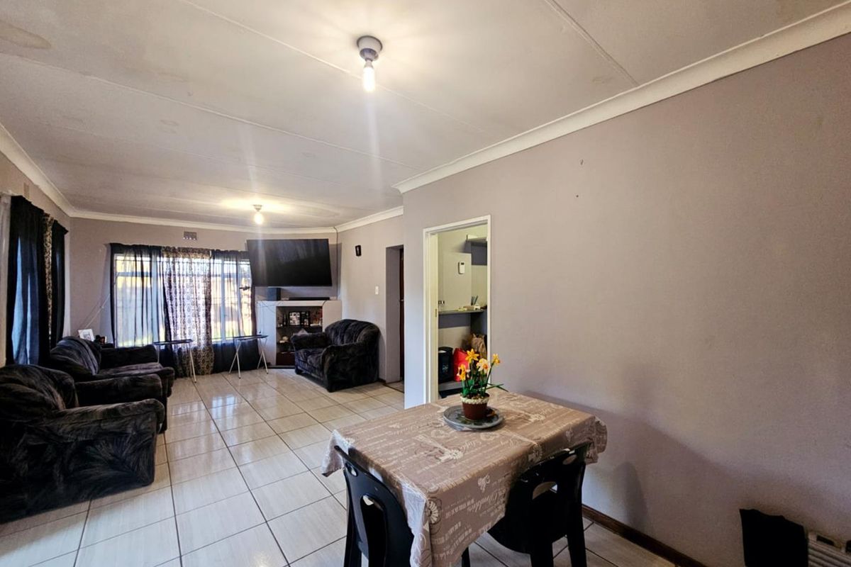 **Charming 3-Bedroom Home in Prime Location** - Photo 4