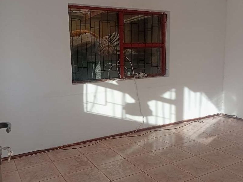 3 Bedroom House for Rent in Phakamisa, Khayelitsha - Photo 4