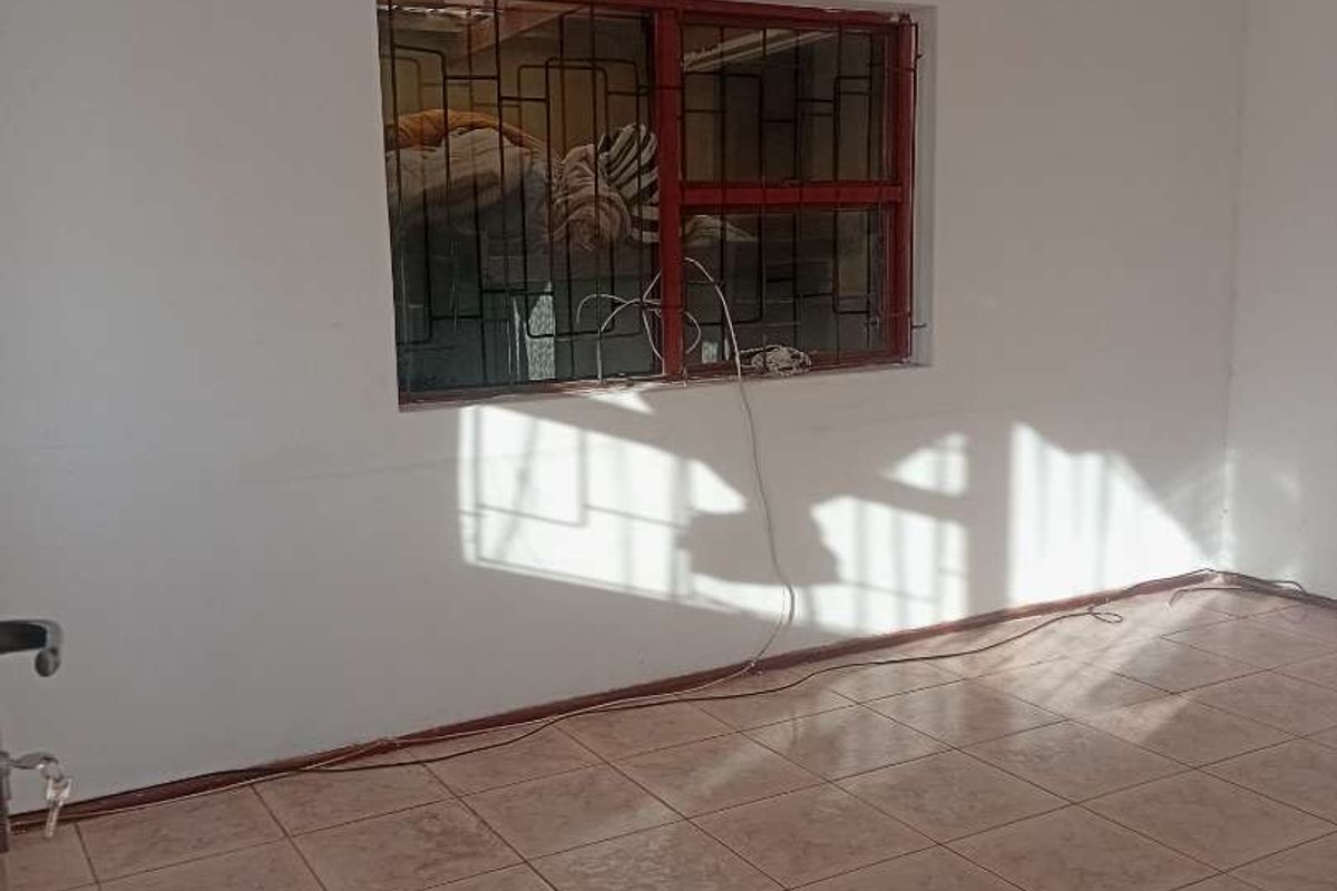 3 Bedroom House for Rent in Phakamisa, Khayelitsha - Photo 4