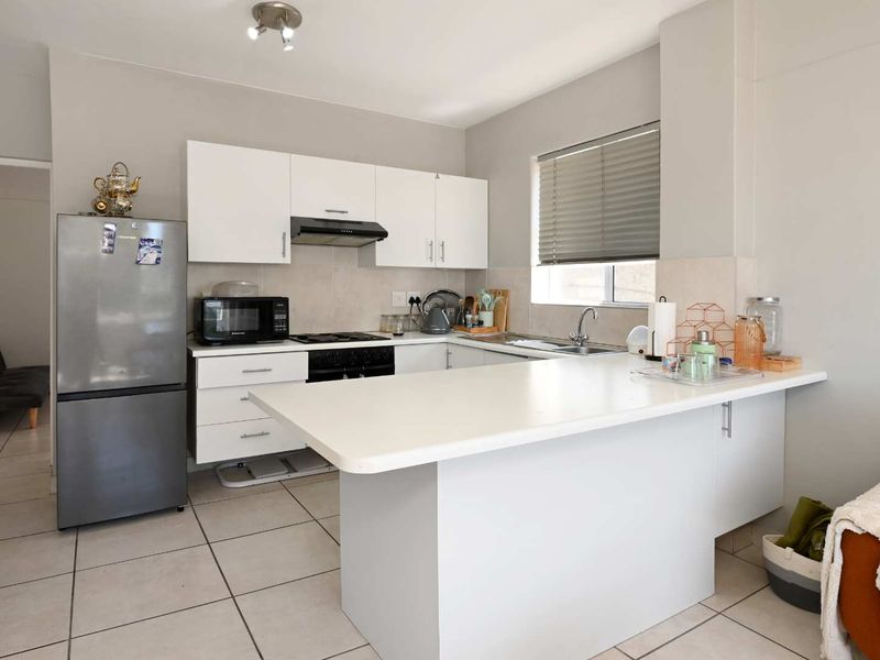 Spacious & Light-Filled 2 bedroom Apartment in the Heart of Gardens - Photo 4