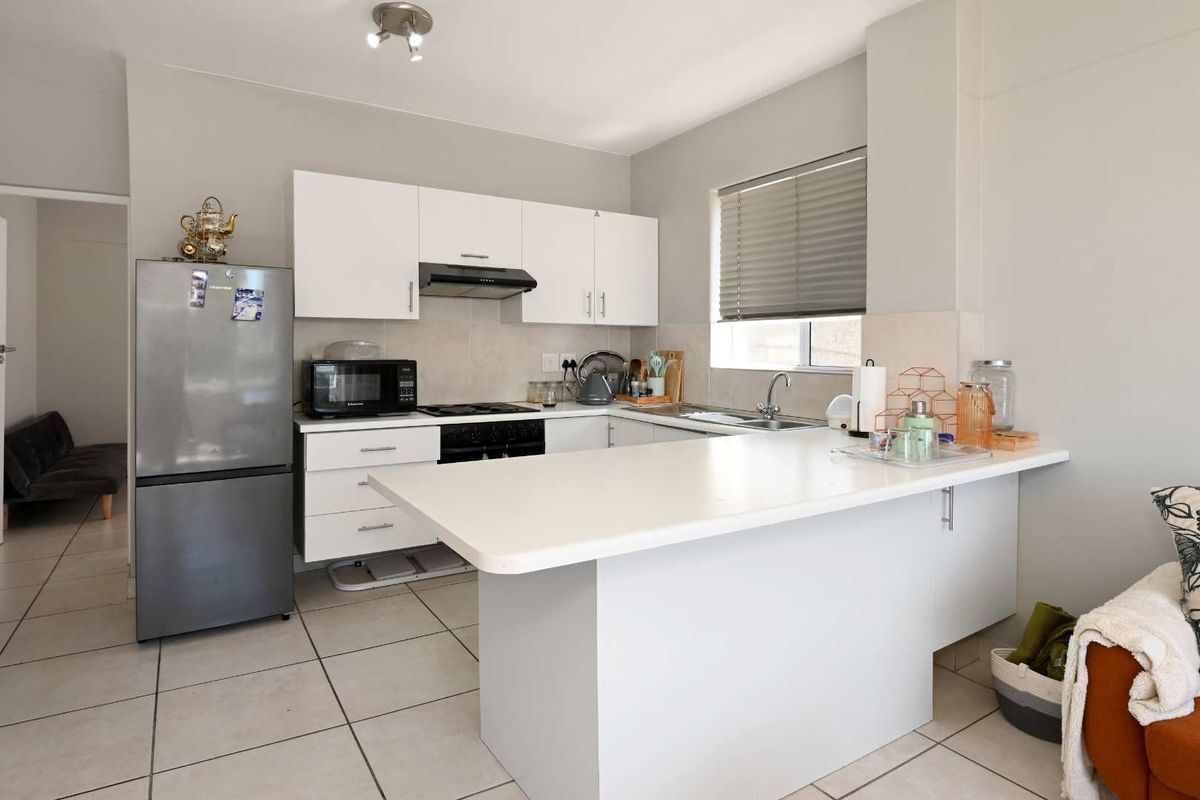 Spacious & Light-Filled 2 bedroom Apartment in the Heart of Gardens - Photo 4