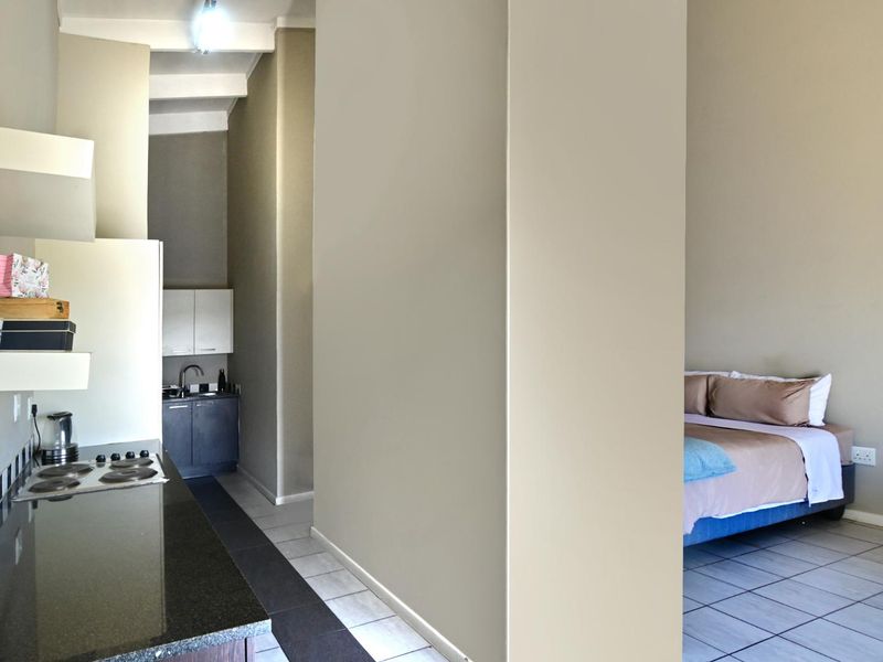 Charming Bachelor Apartment in Secure Estate - Photo 4