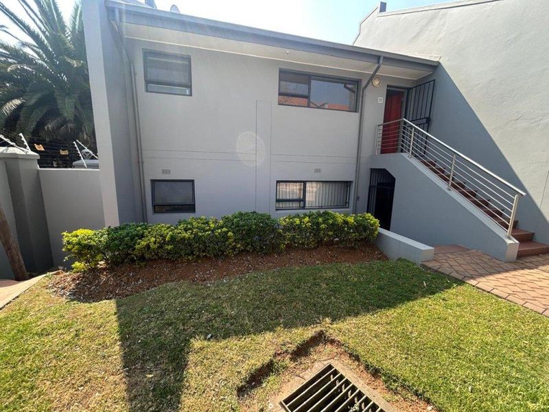 Easy Living - Ground Floor Unit with Private Garden Appeal - Photo 3