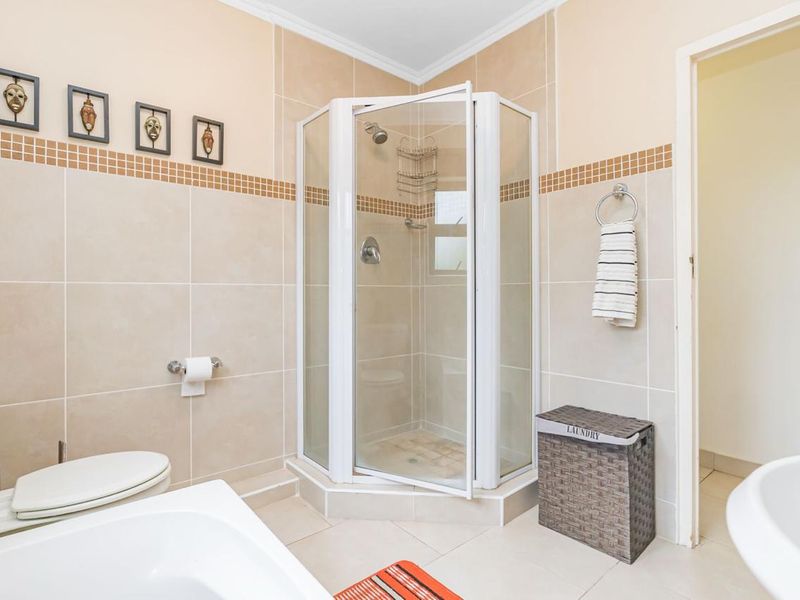 Luxuriously Furnished 3 Bedroom Apartment with Breathtaking Sea Views. - Photo 10