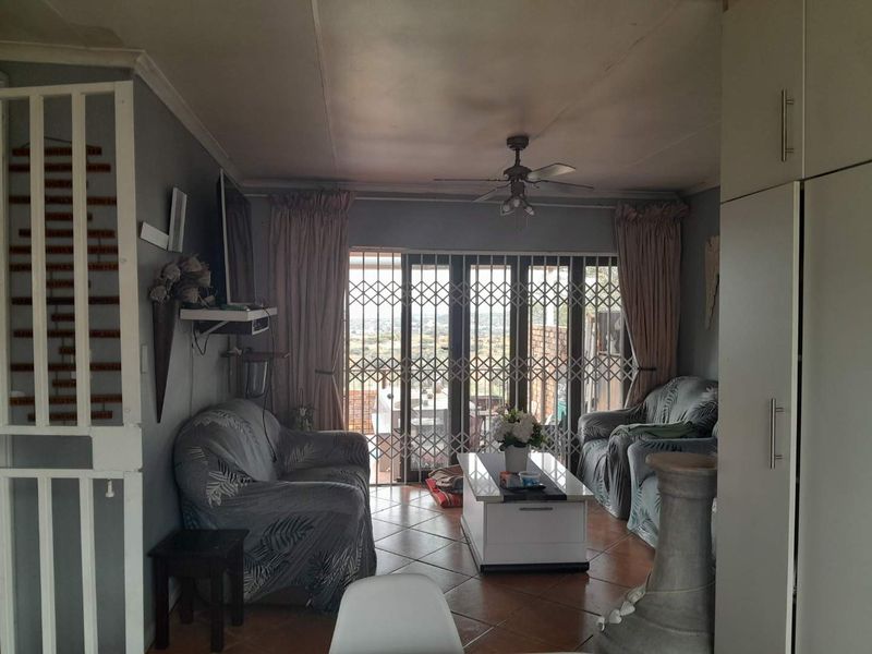 Low Maintenance 3 Bedroom Facebrick Townhouse - Photo 2