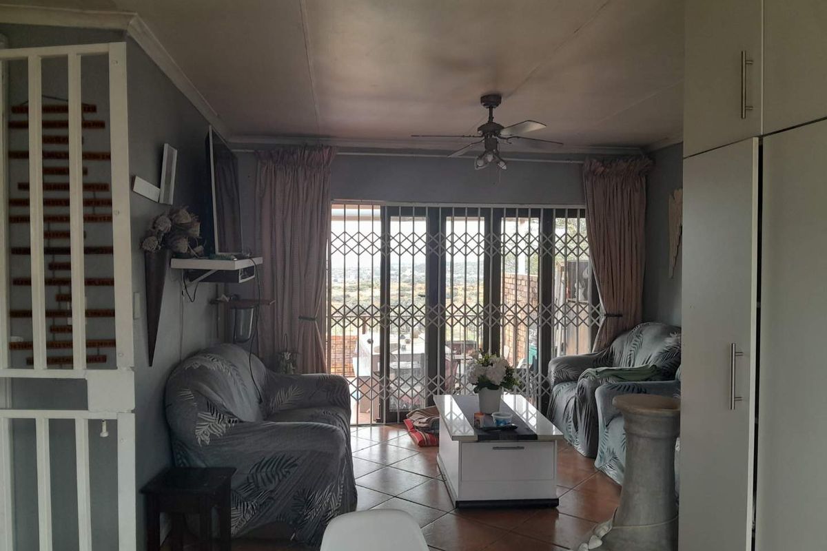 Low Maintenance 3 Bedroom Facebrick Townhouse - Photo 2