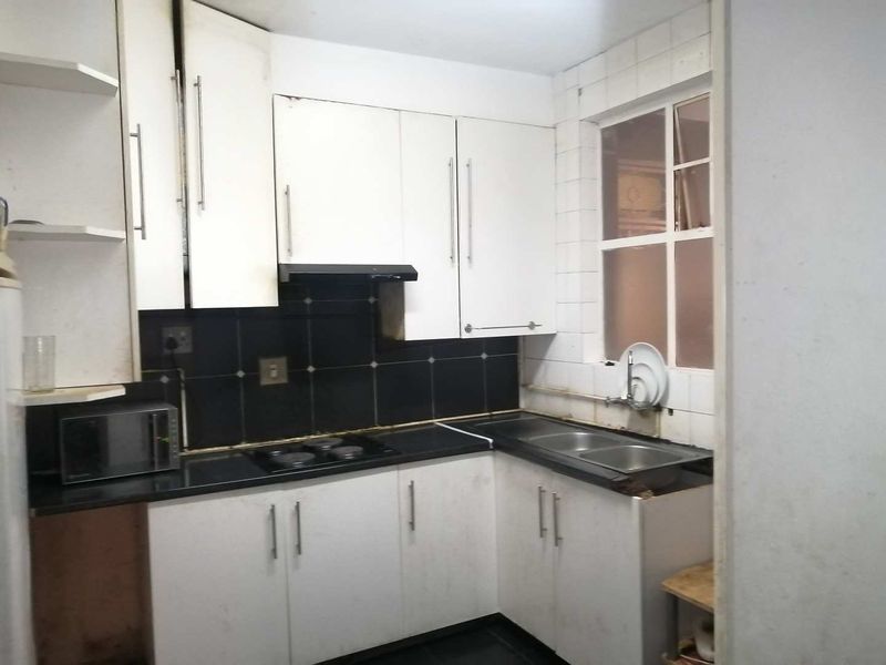 Prime Location, Prime Investment: Sunnyside 2.5BR Apartment - Photo 5