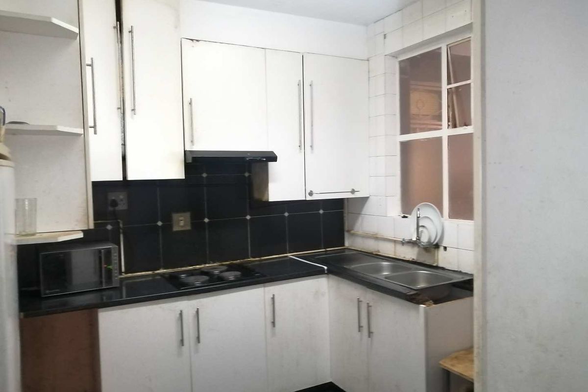 Prime Location, Prime Investment: Sunnyside 2.5BR Apartment - Photo 5