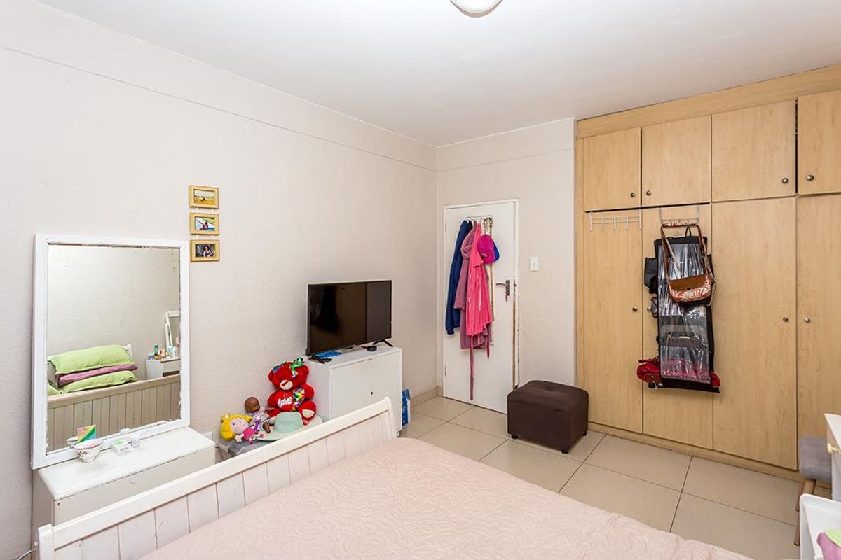 Two Bedroom Ground Floor Apartment - Photo 5