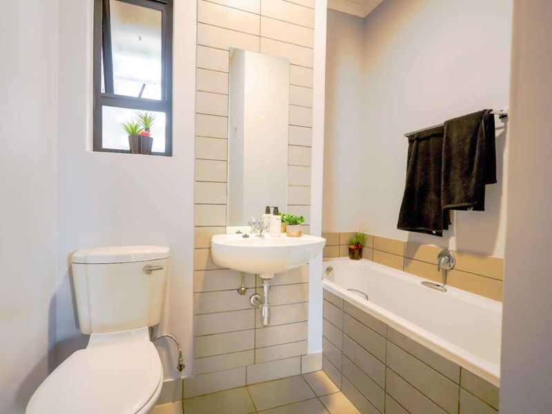 Brand new Ultra-modern 2 Bedroom, 2 Bathroom Apartment in Montana area. Excellent Investment! - Photo 7