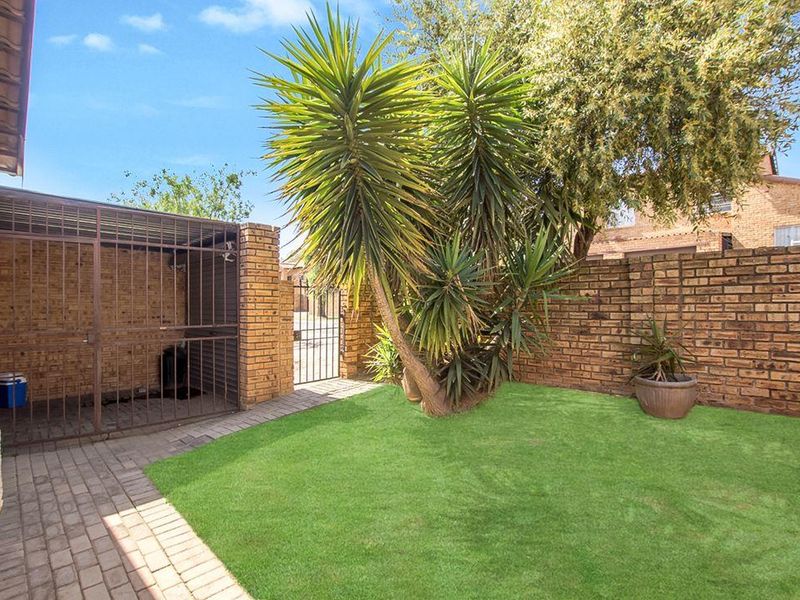 Neat 2 bedroom 1 bathroom unit for sale in Honey Park Roodepoort - Photo 4