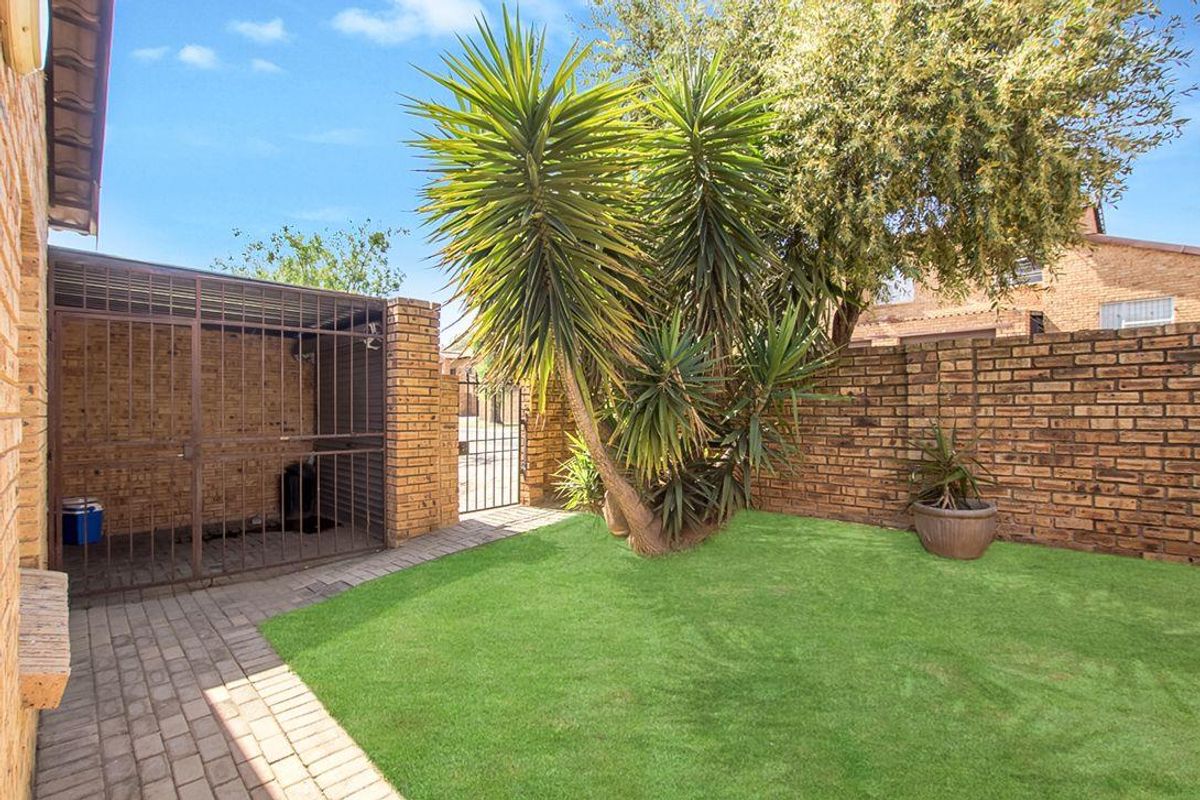 Neat 2 bedroom 1 bathroom unit for sale in Honey Park Roodepoort - Photo 5