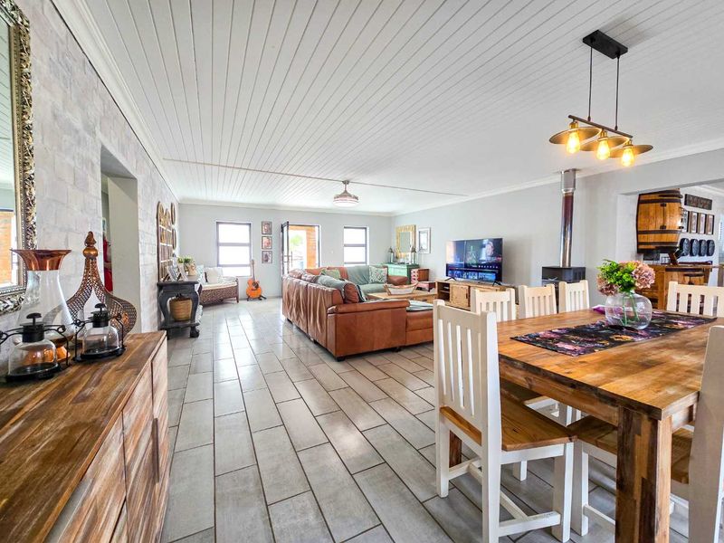Spacious 6 bedroom family home with flatlet for sale in Stilbaai-Oos. - Photo 4