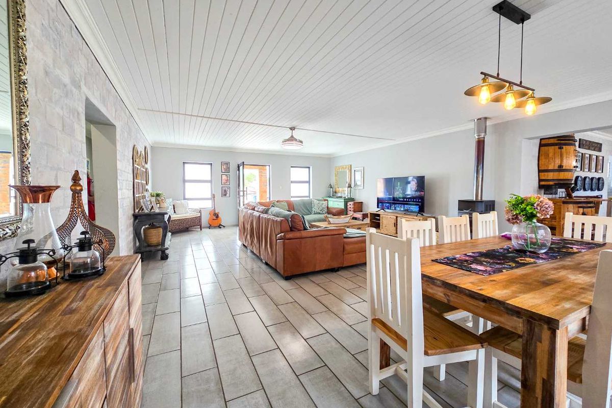 Spacious 6 bedroom family home with flatlet for sale in Stilbaai-Oos. - Photo 4