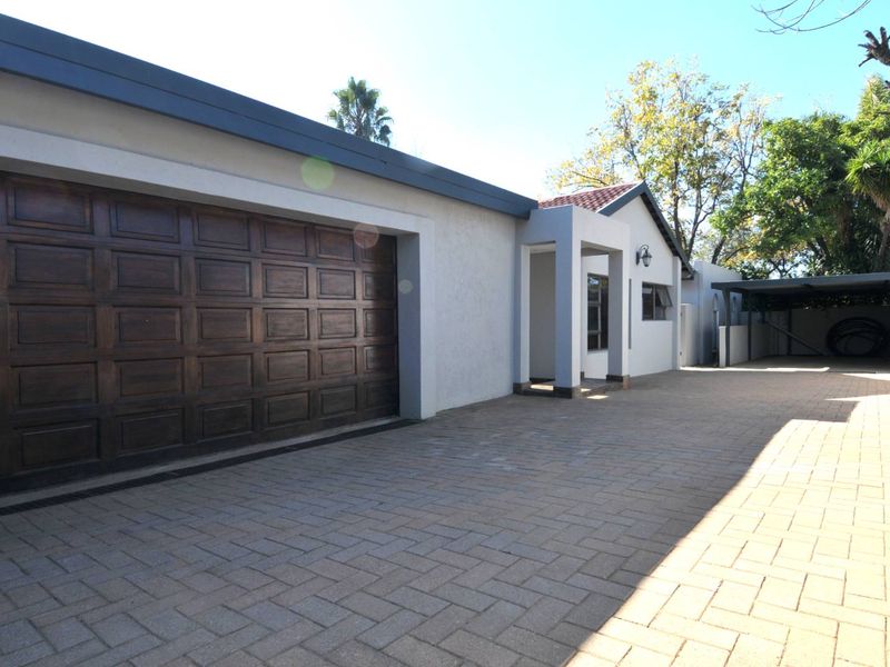 4 Bedroom House for Sale in Garsfontein - Photo 1