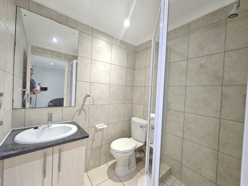 Beautifully renovated and furnished 2 Bed 1 Bath Apartment with open plan living area with kitchenett - Photo 4