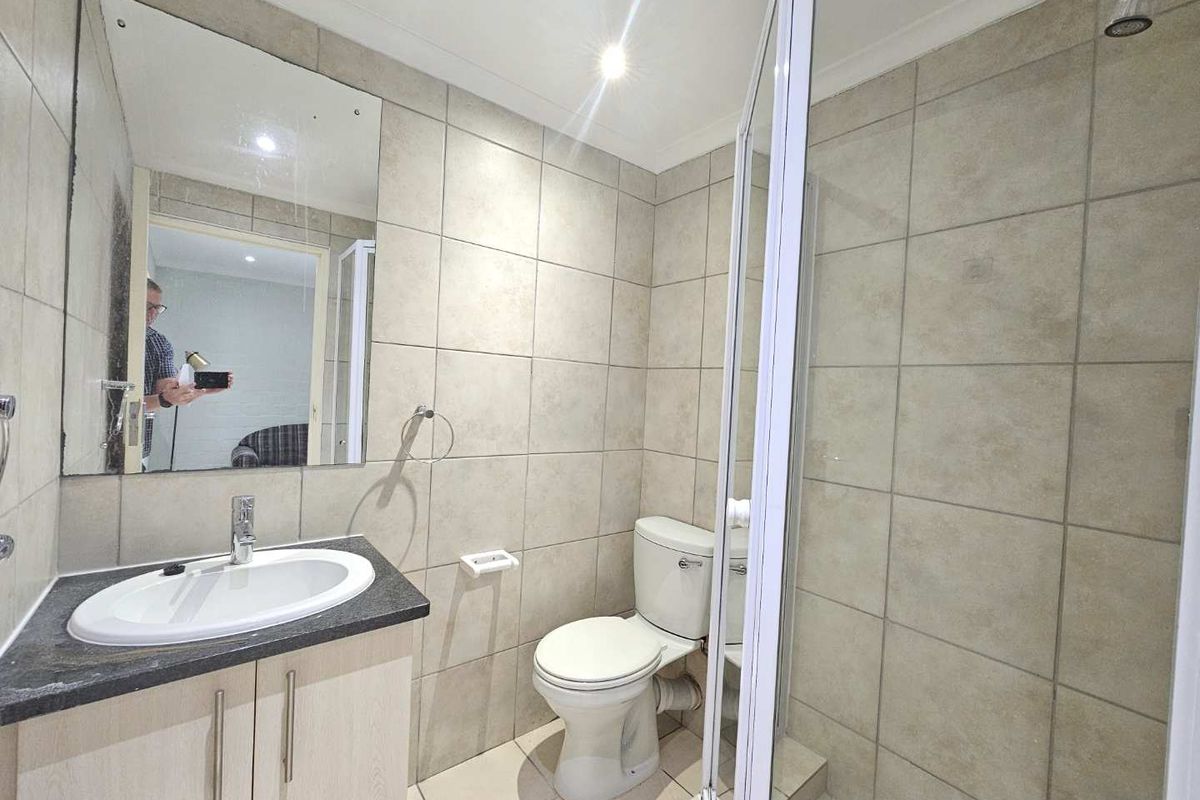 Beautifully renovated and furnished 2 Bed 1 Bath Apartment with open plan living area with kitchenett - Photo 4