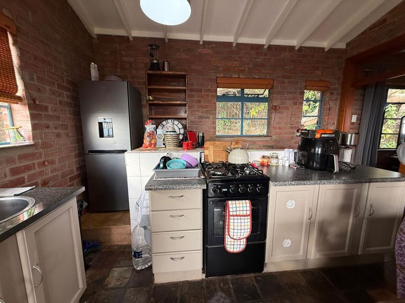 2 Bedroom, 2 Bathroom Cottage including ELECTRICITY, WATER AND SOLAR - Photo 10