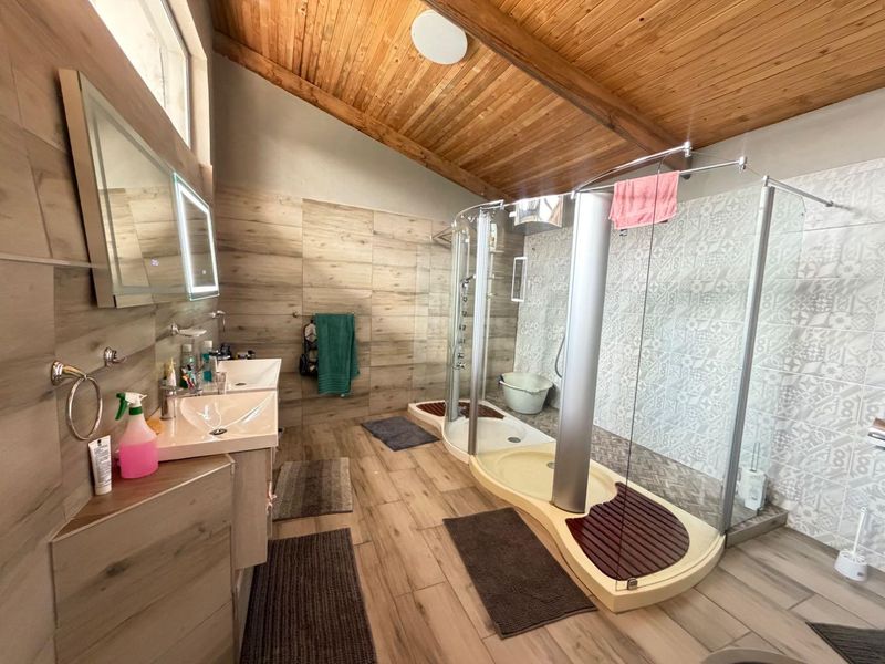2 houses + 1 bedroom flat on one ERF FOR SALE! Massive investment opportunity! - Photo 6