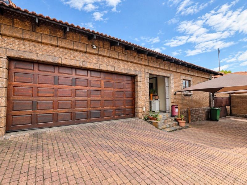 LOOK AGAIN — IMMACULATE FAMILY HOME IN SOUGHT-AFTER AERORAND - Photo 2