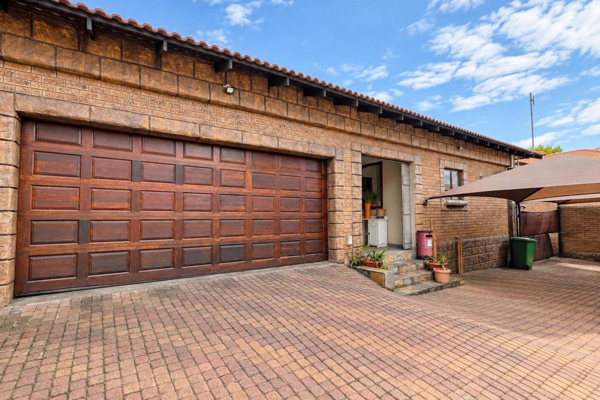 LOOK AGAIN — IMMACULATE FAMILY HOME IN SOUGHT-AFTER AERORAND - Photo 2