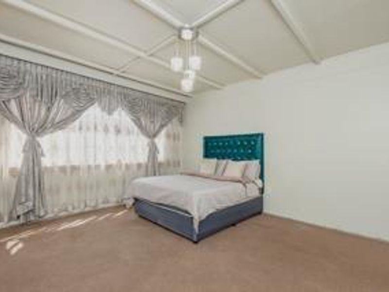 Comfortable Ground-Floor Living with Bright Sunroom - Photo 10