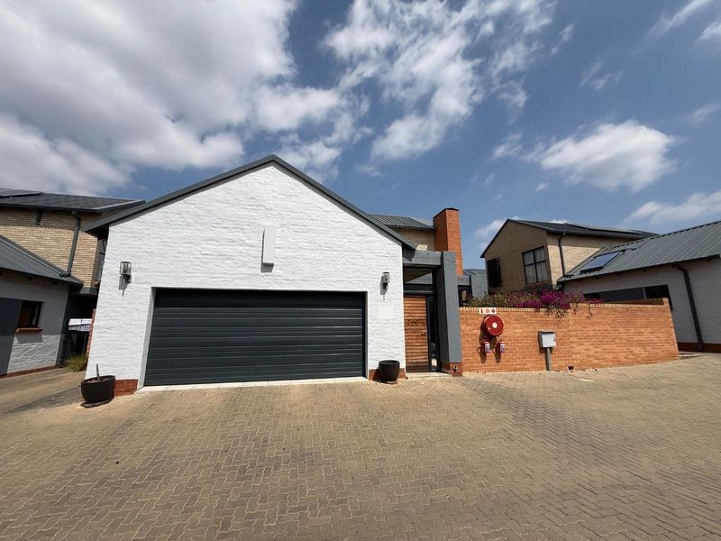 Impressive Double-Storey Residence with Study & Solar Power in Six Fountains Estate - Photo 4