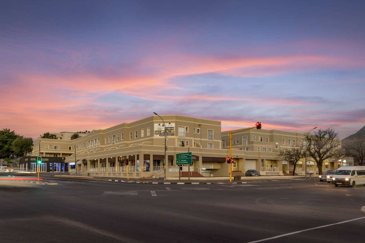 Lovely North facing Bachelor Apartment open plan living area with kitchenette - Photo 4