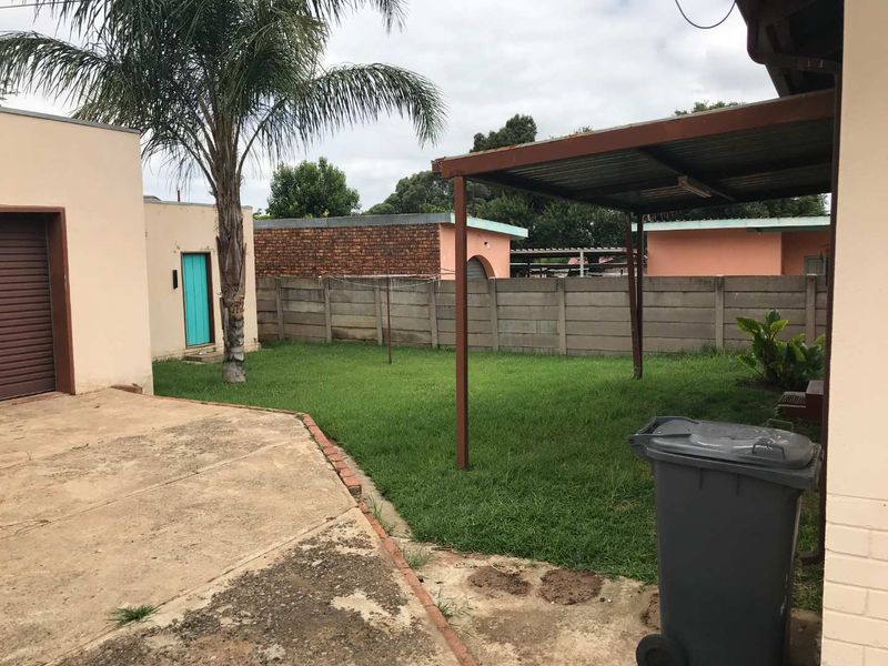 THREE [3] BEDROOM HOUSE FOR SALE IN MOUNTAIN VIEW [ PRETORIA] BARGAIN - Photo 5