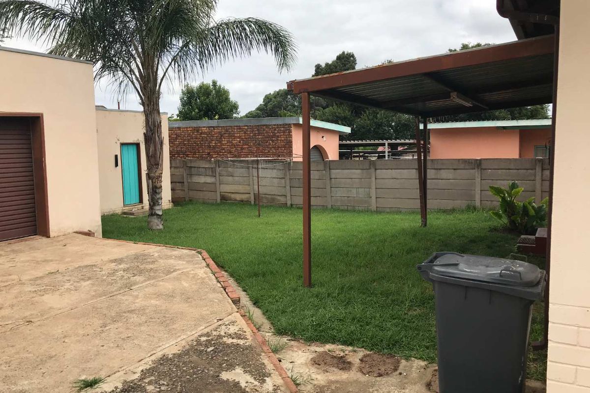 THREE [3] BEDROOM HOUSE FOR SALE IN MOUNTAIN VIEW [ PRETORIA] BARGAIN - Photo 5