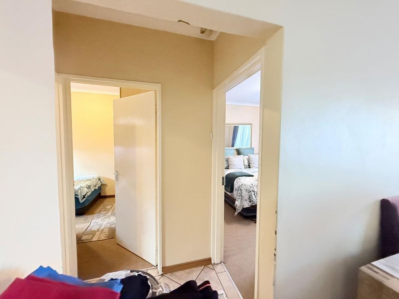 SPACIOUS TOWNHOUSE - Photo 9