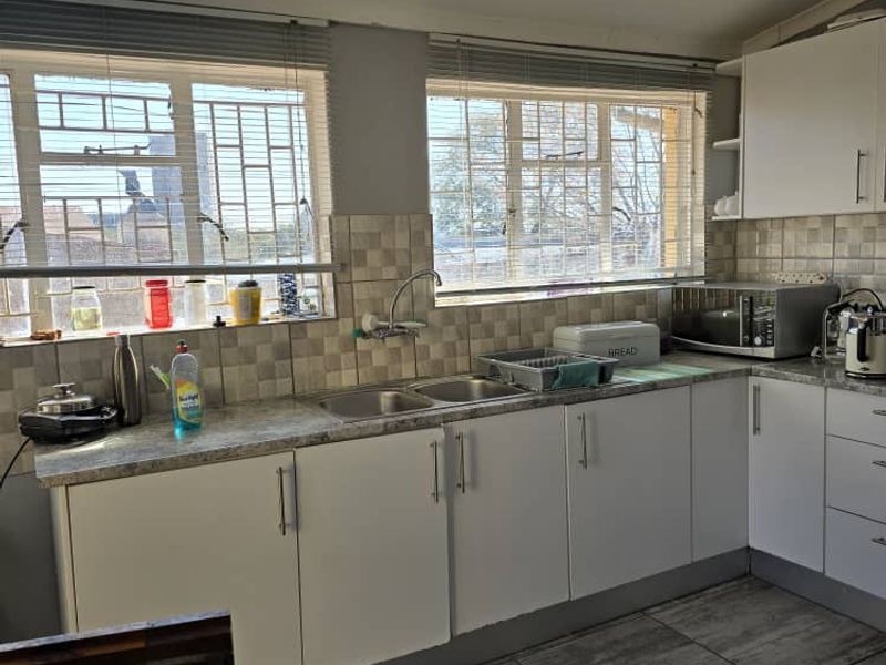 Invest in Versatility: Windhoek North : Home, Office, & Income Space! - Photo 2