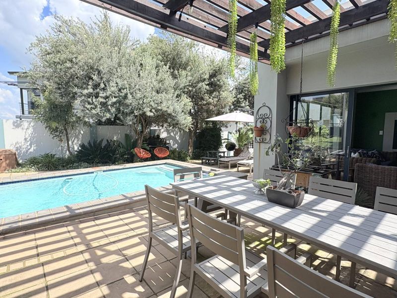 Midstream Ridge Single level gem with pool & established garden - Photo 6