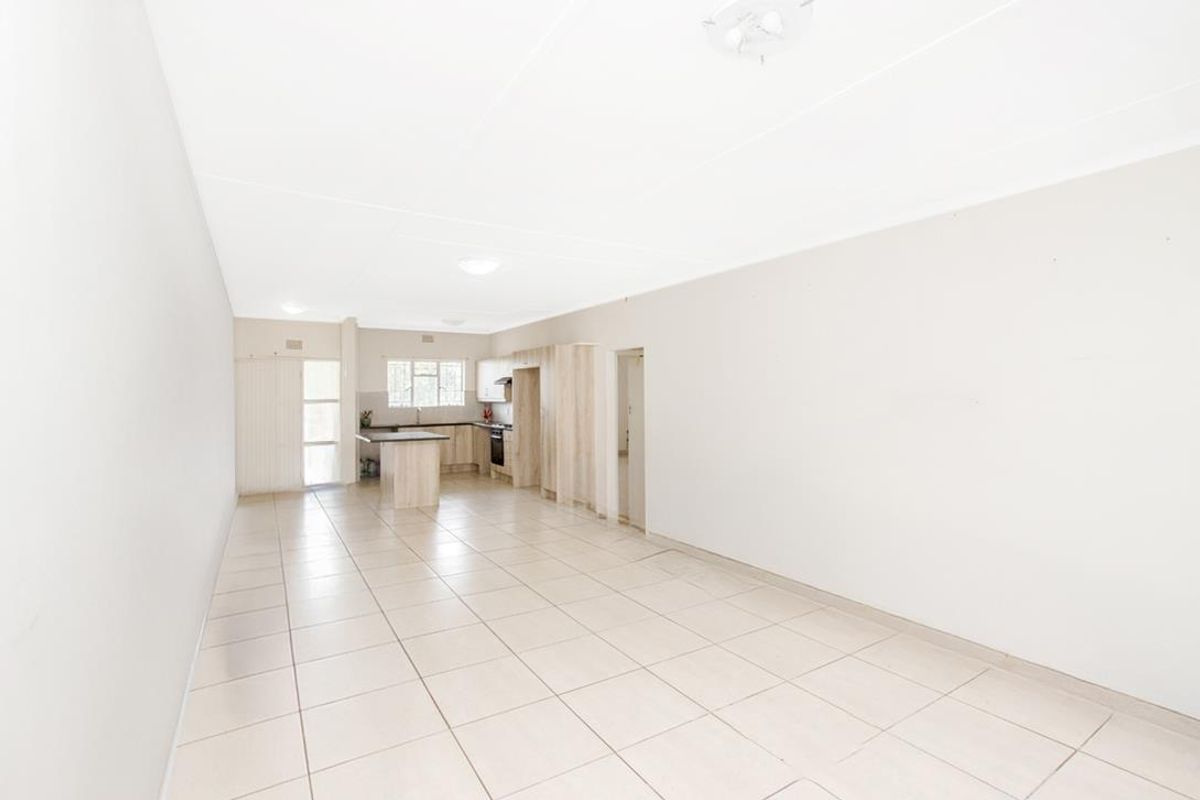 Spacious Unit for sale in Floracliffe Roodepoort - Photo 4