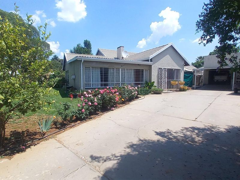Fully Off-the-Grid Spacious 3/4-Bedroom Family Home in Secure Boomed-Off Area in Edleen - Photo 1