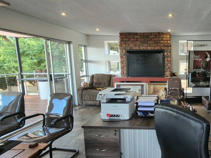 beautifully upgraded double-storey home for sale in Kleine Kuppe - Photo 5