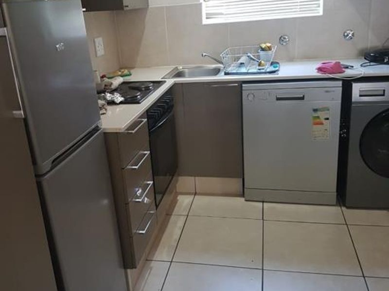 Furnished 1 Bedroom Apartment  in Sunninghill - Photo 5