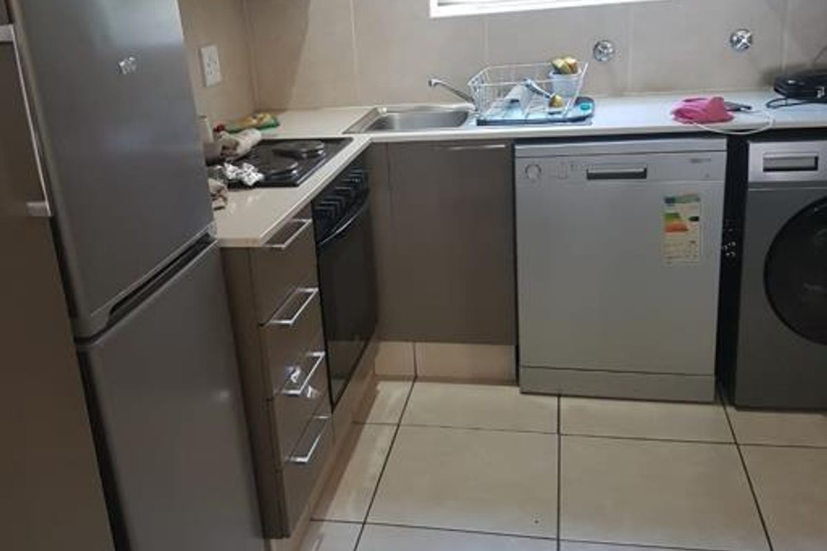Furnished 1 Bedroom Apartment  in Sunninghill - Photo 5