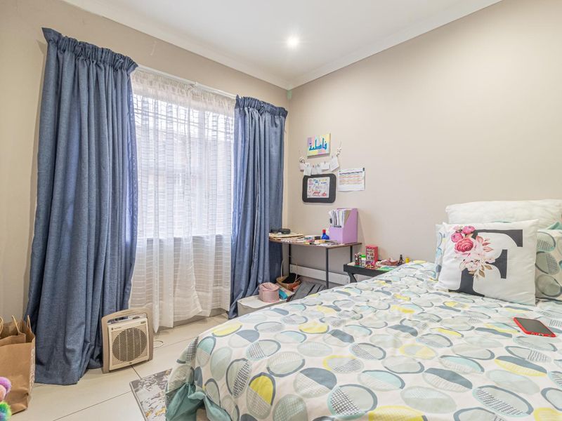 To Let in Helderkruin - Secure Complex - Photo 9