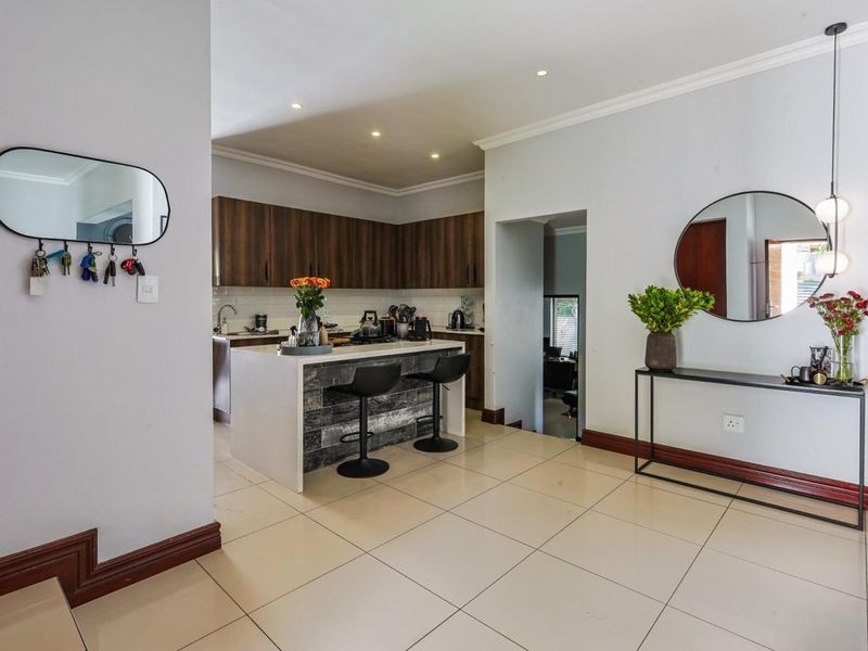 Charming Family Home: Newly Renovated 3-Bedroom - Photo 3